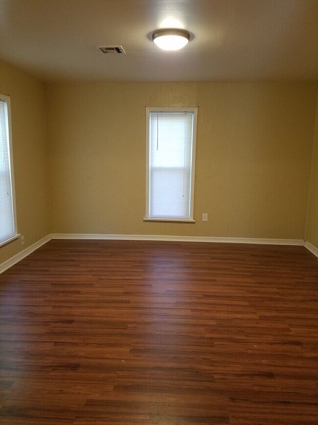 Foto del edificio - 3 bedroom 1 bathroom house in Edmond with central heat and air conditioning and washer/dryer hookup