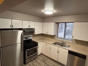 Building Photo - 8940 Cedarwood Dr