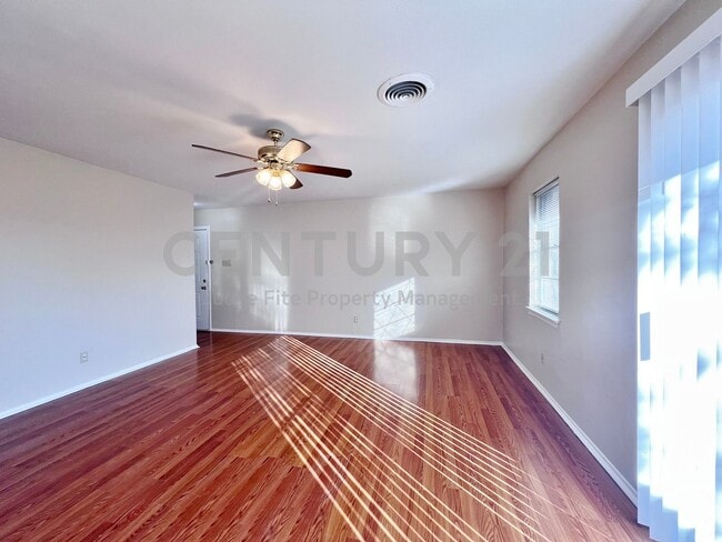 Building Photo - Charming 2/1/1 Duplex in DeSoto ISD For Rent!