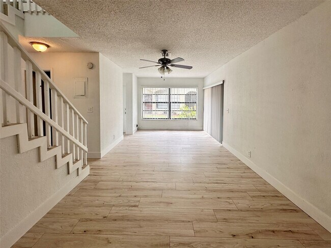 Foto del edificio - 2580 Coral Springs Dr