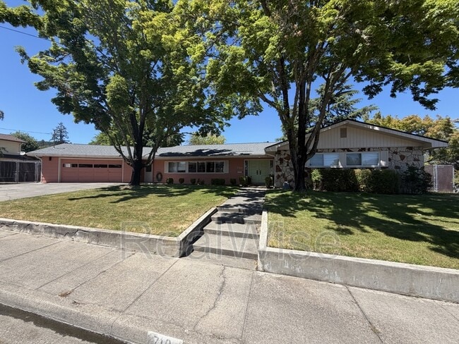 Building Photo - 710 NW Midland Ave