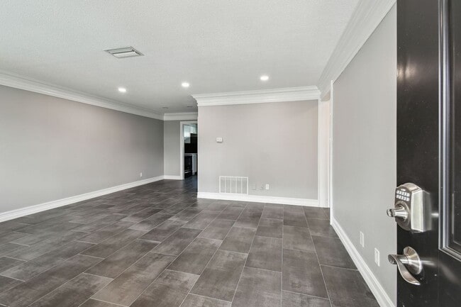 Building Photo - 2942 W Bay Dr