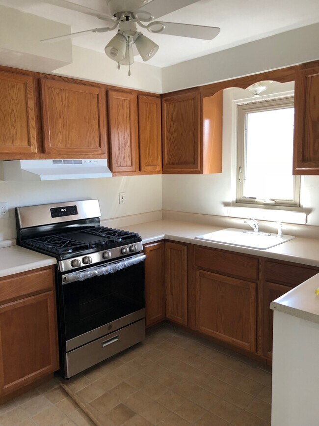 Kitchen - 6425 N Greenmont Rd