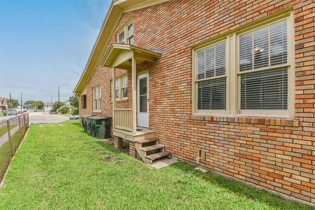 Building Photo - 3729 Avenue S 1/2