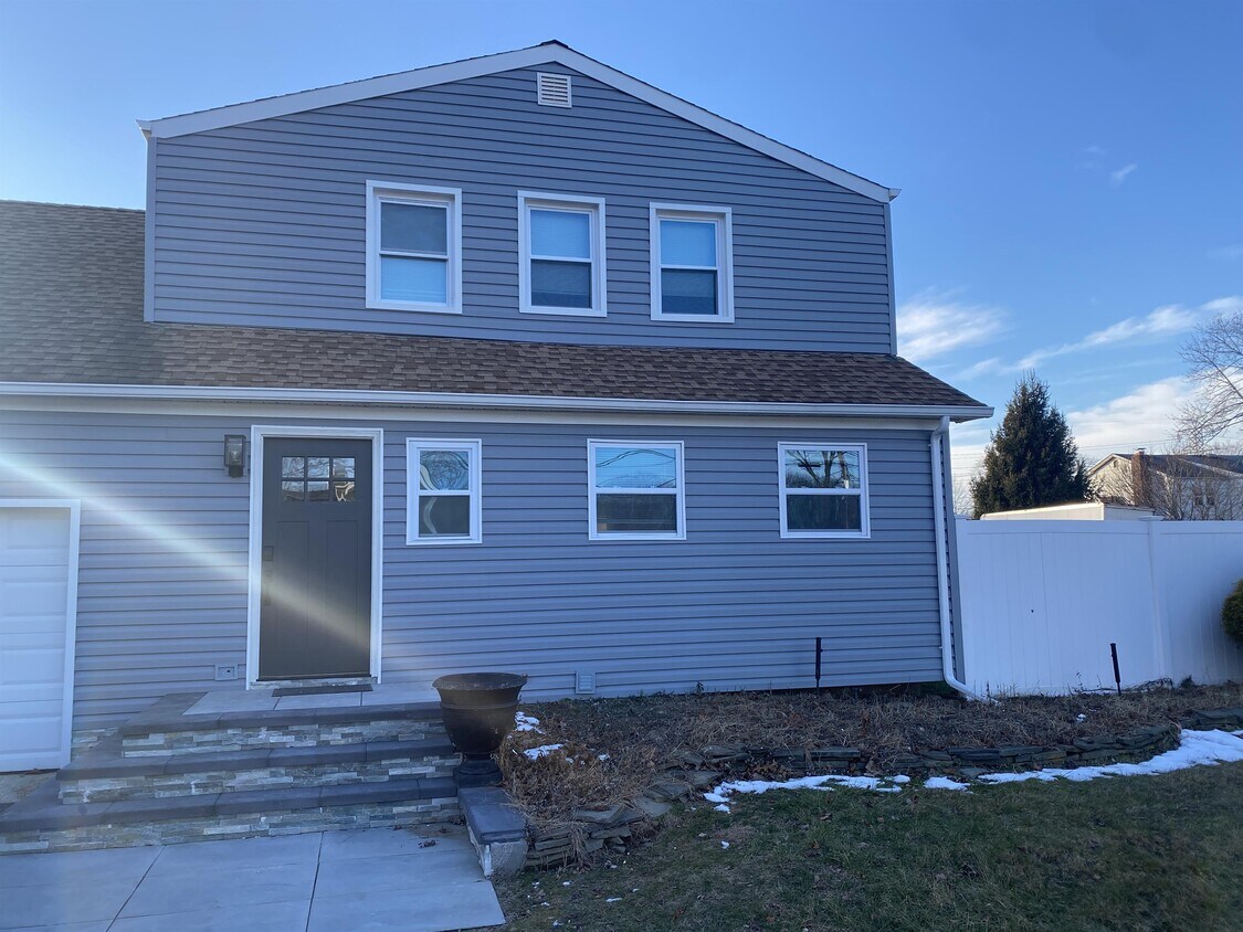 36 Oneida Ave, Centereach, NY 11720 House for Rent in Centereach, NY