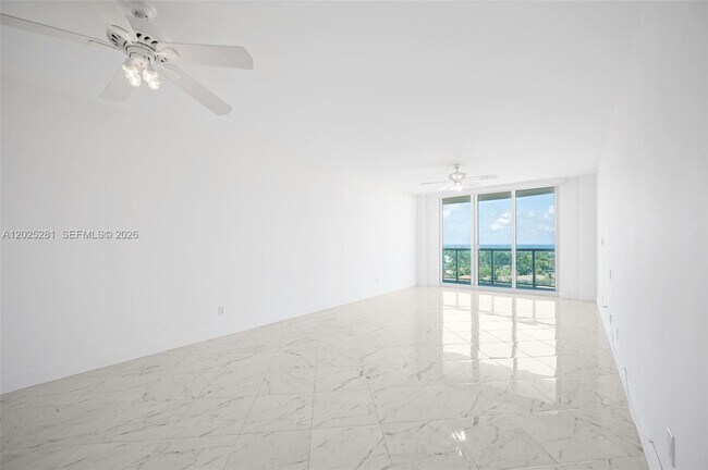 Foto del edificio - 19380 Collins Ave