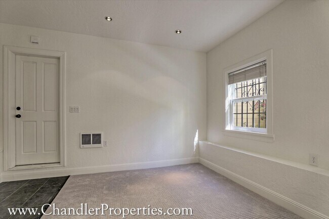 Foto del edificio - 3217-21 Gough Street Apartments