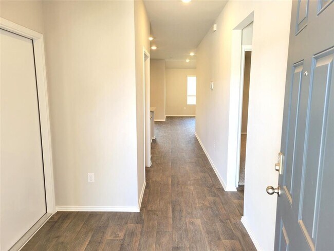 Foto del edificio - 6012 Brocade Dr