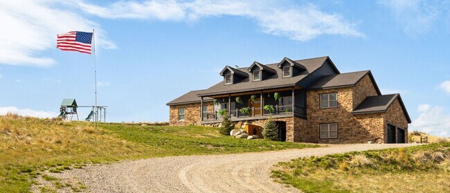 Building Photo - Spacious 6-bedroom, 4.5-bathroom home is i...