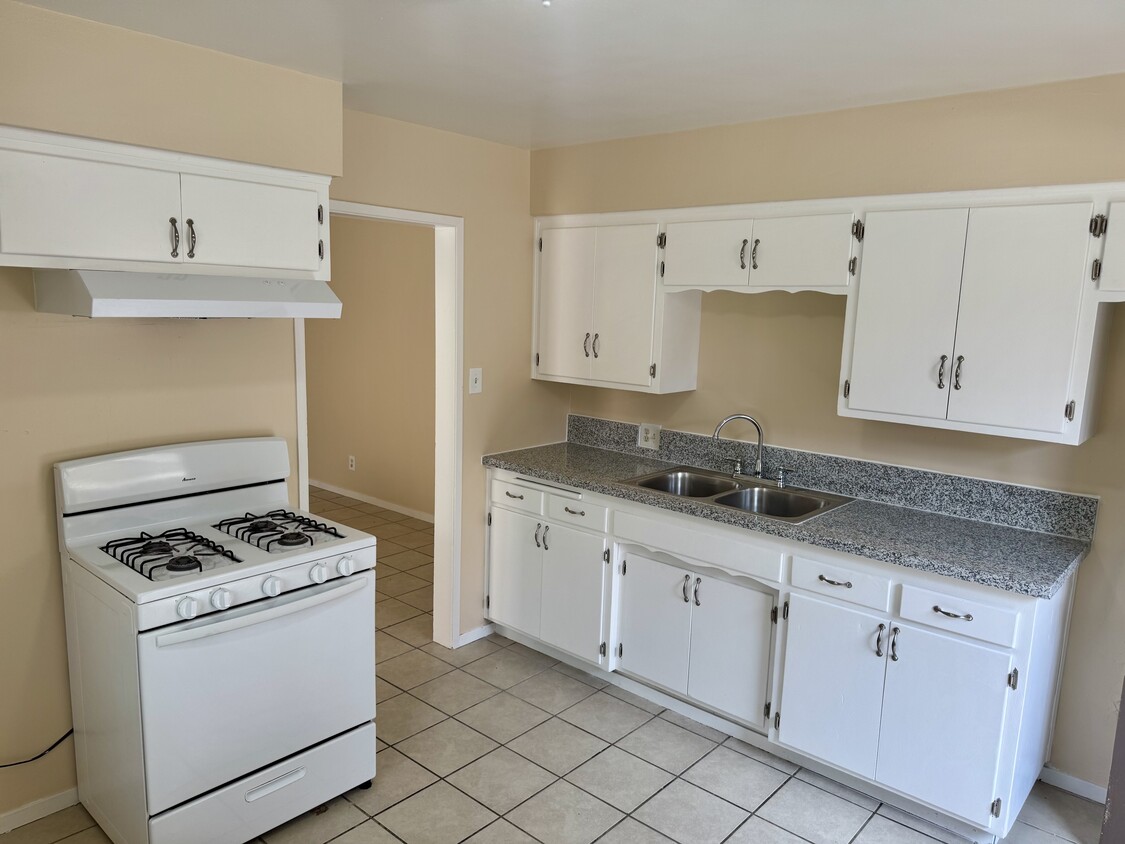 Kitchen - 3312 N Chester Ave