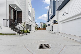 Building Photo - 1131 W 17th St