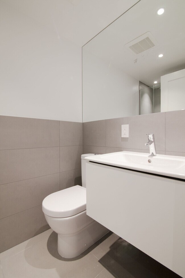 Building Photo - 4555 Av. Bonavista