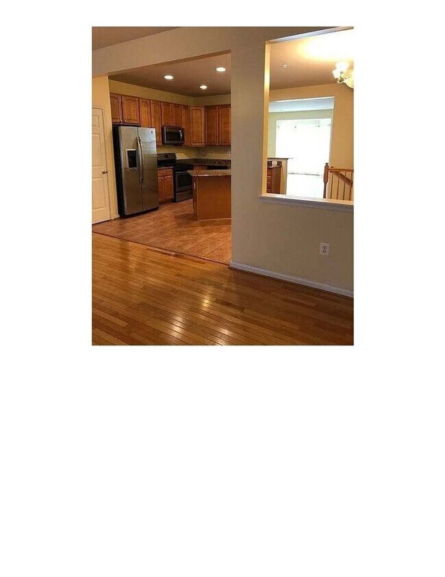 Building Photo - Spacious 4BR Townhome in Hyattsville, Show...