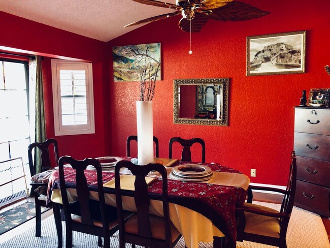 Foto del edificio - Gorgeous Furnished Oasis in Las Vegas Avai...