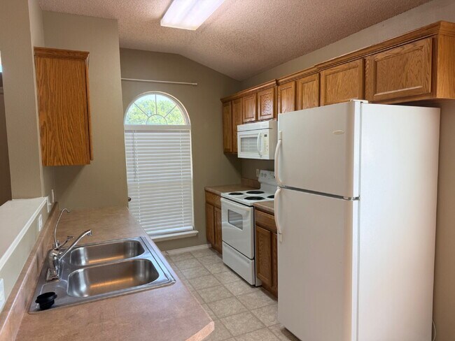 Building Photo - "Charming 3-Bed, 2-Bath Home in Lubbock's Serene Neighborhood – 1,315 Sq Ft of Comfortable Living!"