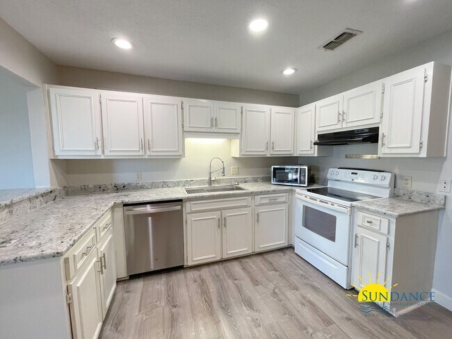 Foto del edificio - Stunning 3 Bedroom Townhome in Shalimar!