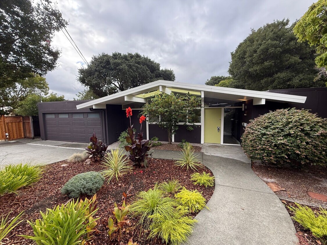 Foto principal - BEAUTIFUL UPDATED FOUR BEDROOM / TWO BATH ...