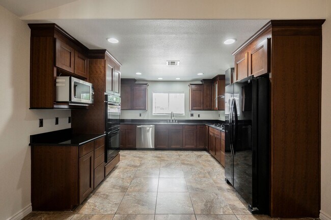 Foto del edificio - Charming 3-Bedroom Rental with Pool, Firep...