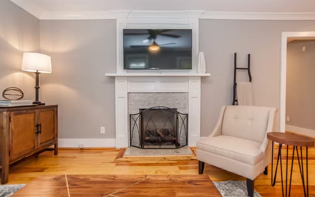 Building Photo - Charming 2 Bed, 2 Bath Home in Raleigh's Desirable Five Points – Fenced Yard & Prime Location