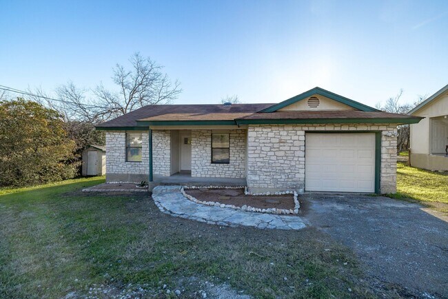 Building Photo - Private 3/2 with easy access to 1431!
