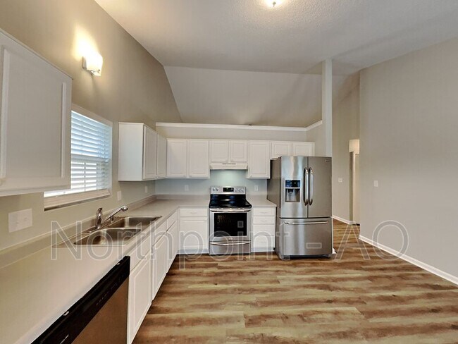 Building Photo - 7001 Lazy Breeze Cir