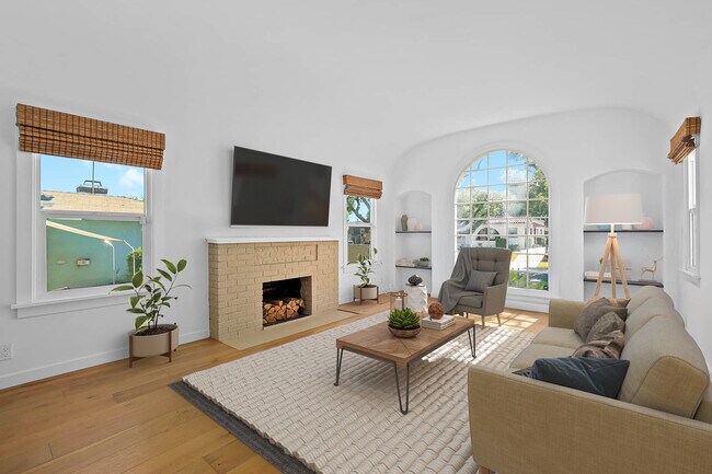 Brillante y la soleada sala de estar (virtualmente montada) - 508 Winchester Ave