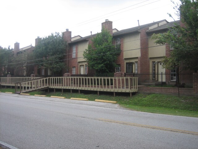 Building Photo - 7011-7027 Alabonson Rd