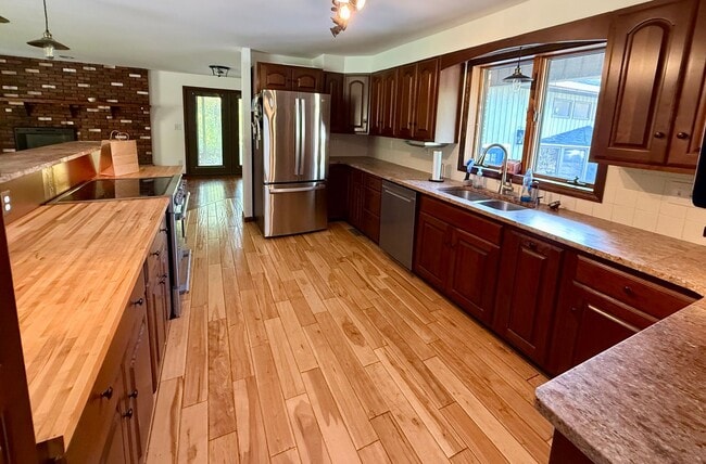 Building Photo - *AMAZING Sprawling Ranch Home*