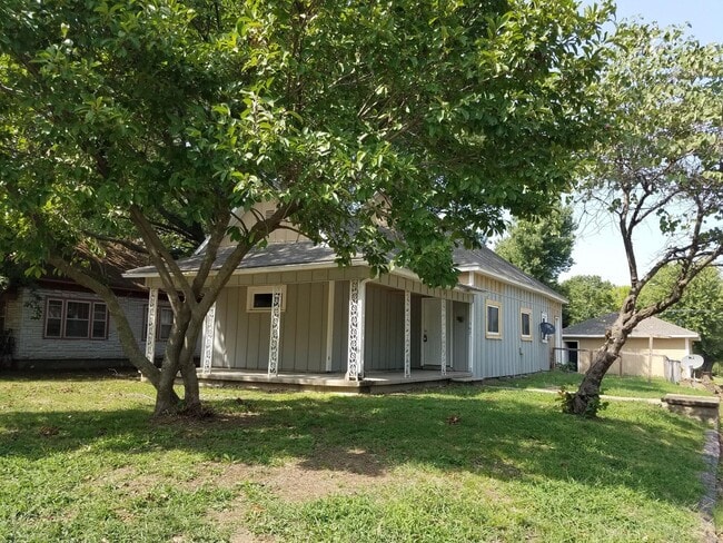 Building Photo - Stunning 3BR/1BA Home - HUGE fenced-in Backyard!