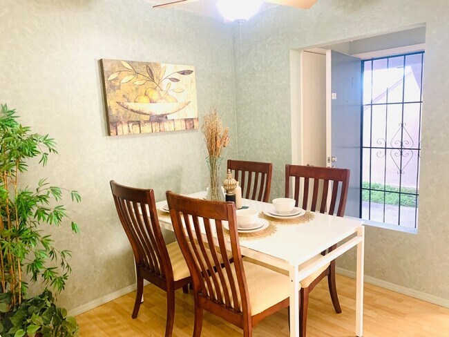 Foto del edificio - BEAUTIFUL CONDO! 2 MINUTE WALK TO CAMPUS! FREE RENT UNTIL MAY 1, 2026!!
