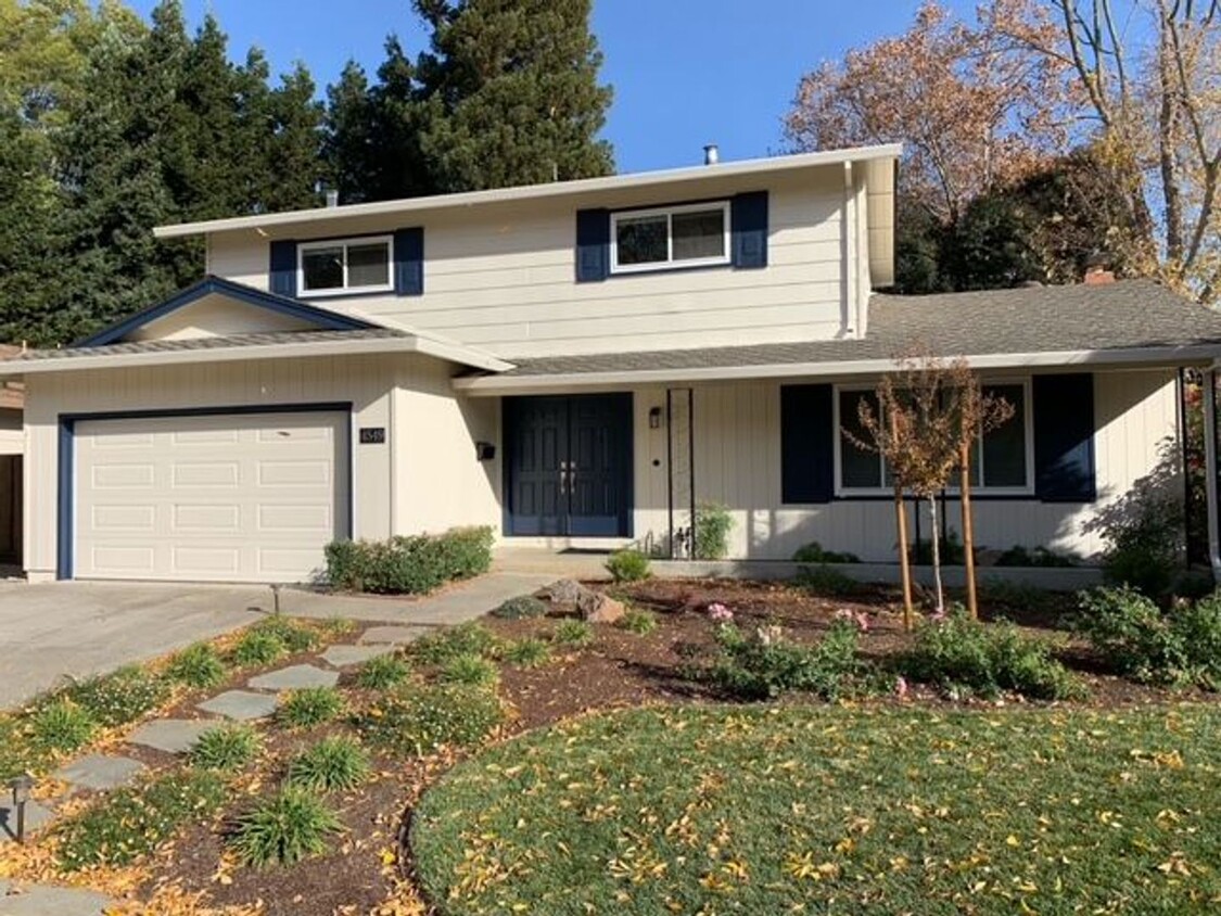 Foto principal - Highland Oaks in Pleasanton – 5-Bedroom, 2...