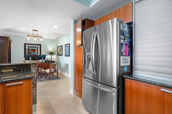 Building Photo - 2650 Lake Shore Dr