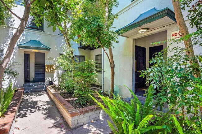 Foto del edificio - Excellent WeHo Location!