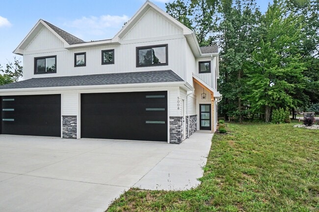 Building Photo - 5008 Danbury Pl
