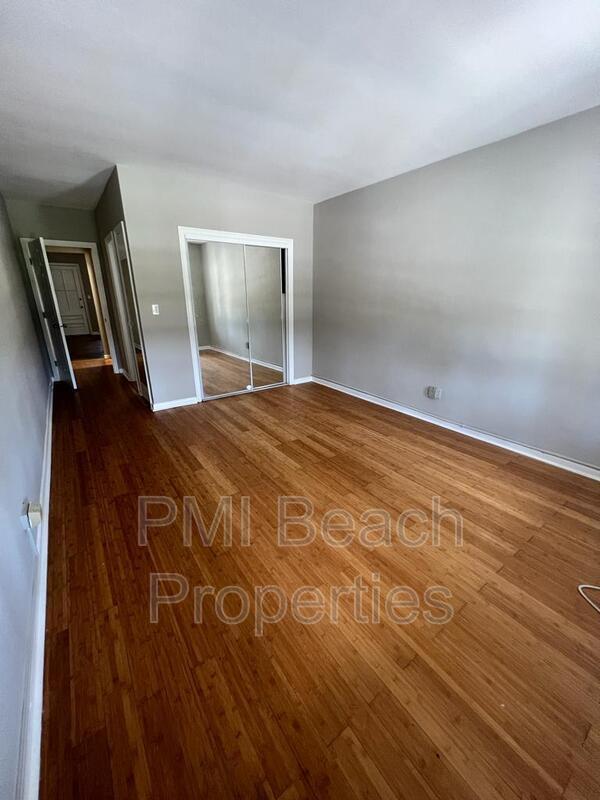 Building Photo - 233-235 Royal Poinciana Way
