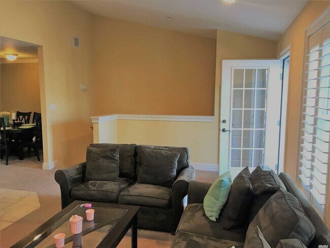 Building Photo - 12 Della Dr