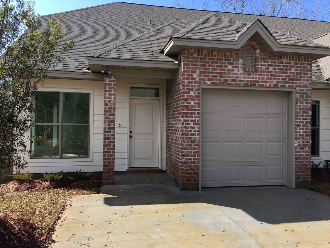 712 Heavens Dr Unit A, Mandeville, LA 70471 Room for Rent in