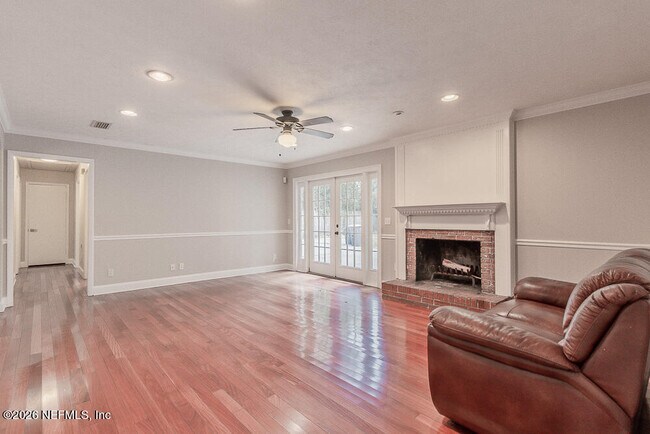 Building Photo - 1549 Montrose Ave E