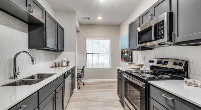 1BD, 1BA - 807SF - Kitchen - The Vincent