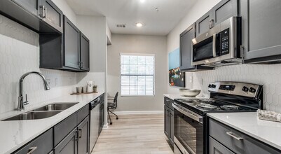 1BD, 1BA - 807SF - Kitchen - The Vincent
