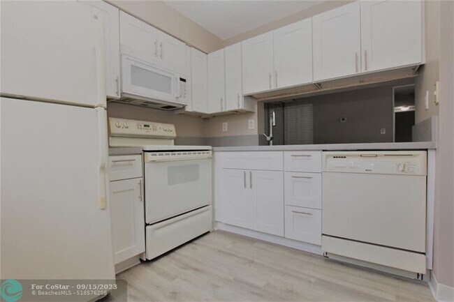 Building Photo - 2745 S Oakland Forest Dr