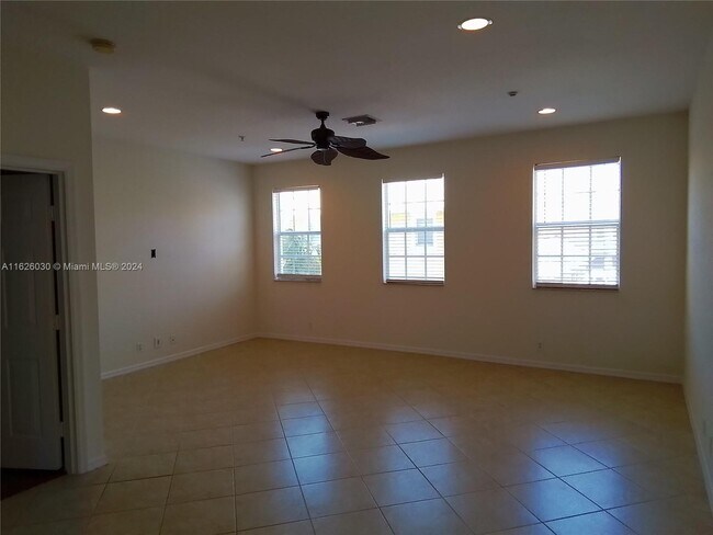 Building Photo - 123 E Royal Palm Cir