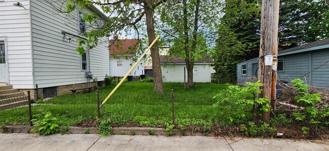 Back yard (shared with lower tenants) - 716 Goold St