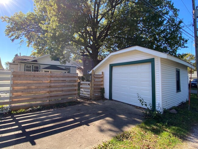 Building Photo - 640 E Dover Ct