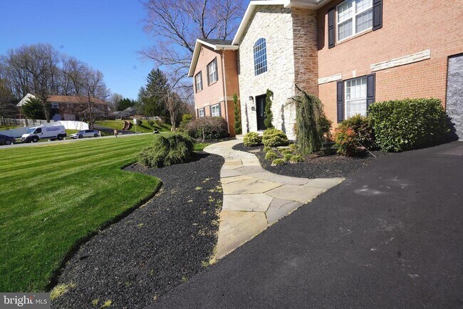 Foto del edificio - 14200 Town Farm Rd