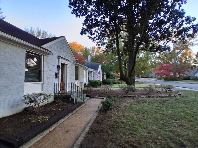 Building Photo - Charming Cottage in East Memphis! Fully fenced back yard! Ready to be your next home!
