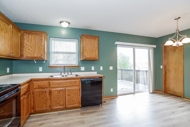 Building Photo - Bright 3-Bed Home Kearney, MO