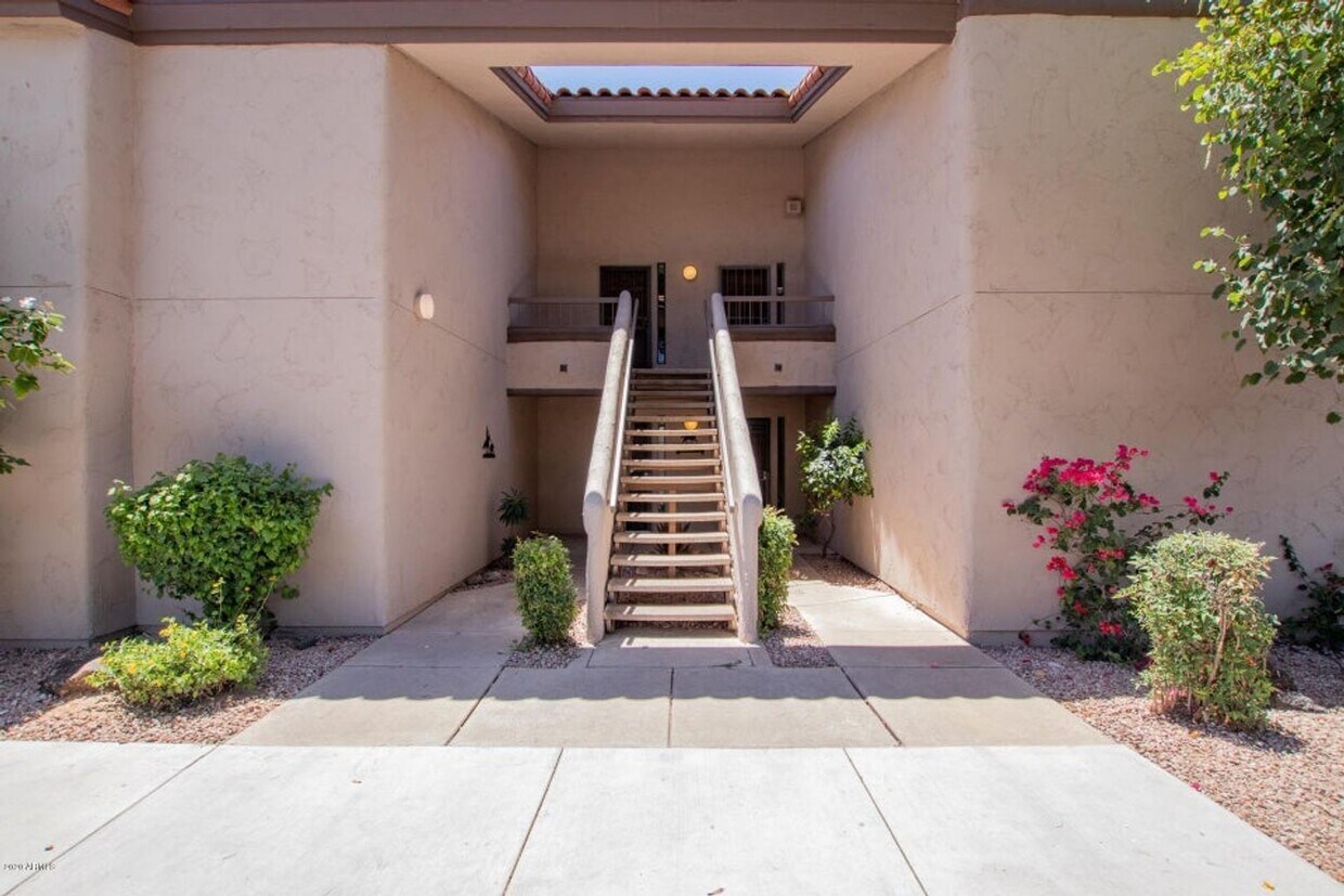 Foto principal - Spacious condo in Scottsdale-close to Scot...