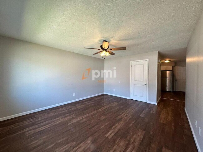 Foto del edificio - 3010-3012 Willowcreek Rd