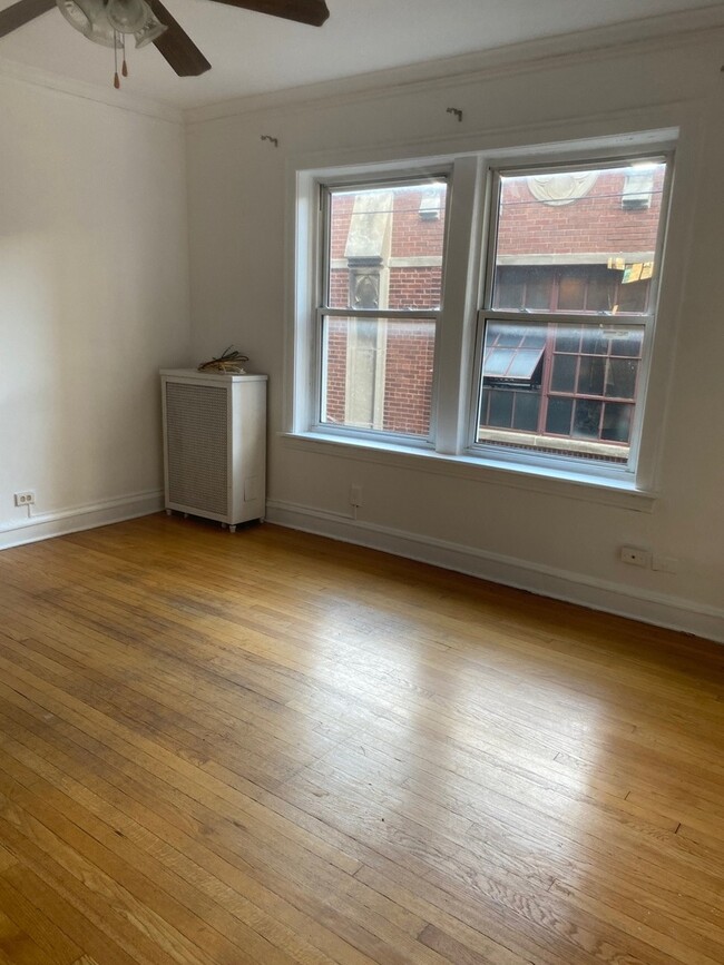 Foto del edificio - 1530 E 59th St
